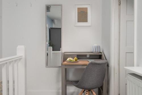a small desk with a chair in a kitchen at Newlyn Nookery in Newlyn
