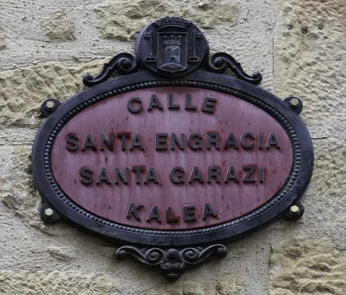 una señal en el lateral de un edificio en El Retiro del Obispo, en Laguardia