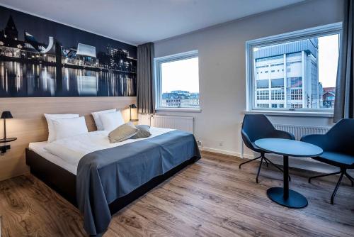 Postel nebo postele na pokoji v ubytování KOMPAS Hotel Aalborg