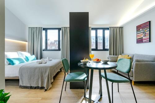 Ένα ή περισσότερα κρεβάτια σε δωμάτιο στο Feelathome Ventas Suites