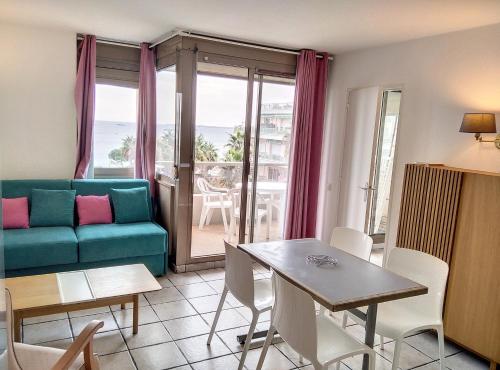 un salon avec un canapé et une table dans l'établissement Résidence Graziella Appartement 522, à Juan-les-Pins