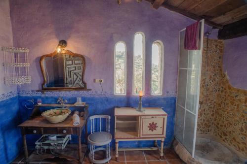 Baño azul con lavabo y espejo en 4 bedrooms villa with private pool furnished garden and wifi at Algarinejo, en Algarinejo