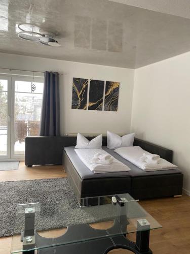 ein Wohnzimmer mit einem Bett und einer Couch in der Unterkunft ByBesa in Winterberg