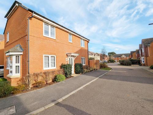 an empty street in a brick house at Happy Days in Yapton