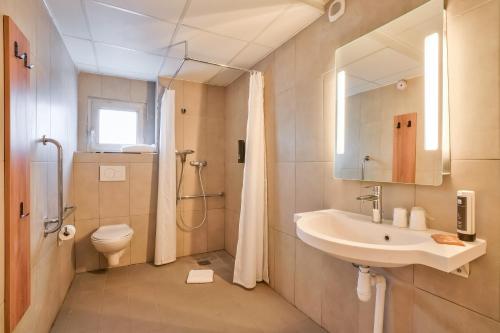 羅尼叢林的住宿－B&B HOTEL Paris Rosny-sous-Bois，一间带水槽、卫生间和淋浴的浴室