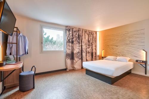 pokój hotelowy z łóżkiem i oknem w obiekcie B&B HOTEL Paris Rosny-sous-Bois w mieście Rosny-sous-Bois