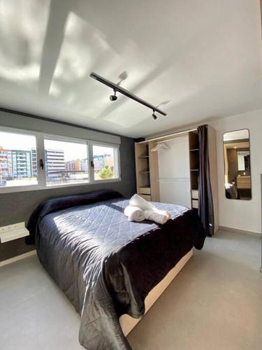 1 dormitorio con 1 cama grande y 2 almohadas en WeRentVLC - Amazing Duplex Loft 2 bdrm en Valencia