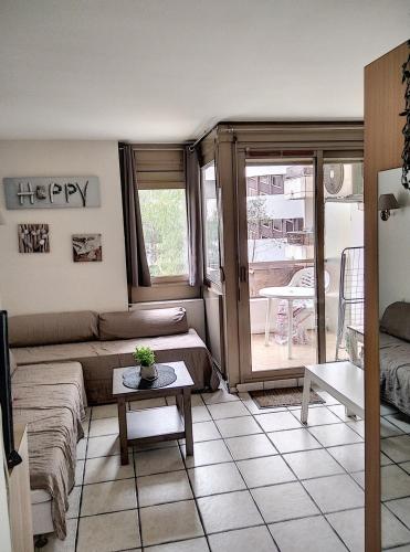 un salon avec un canapé et une table dans l'établissement Résidence Graziella Studio 206, à Juan-les-Pins