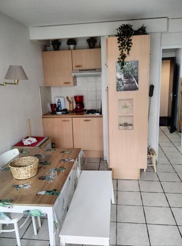 - une cuisine avec une table en bois et un comptoir dans l'établissement Résidence Graziella Studio 206, à Juan-les-Pins