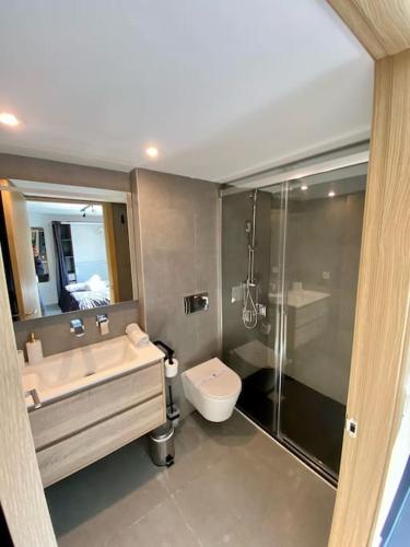 y baño con lavabo, aseo y ducha. en WeRentVLC - Amazing Duplex Loft 2 bdrm en Valencia