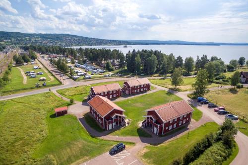 una vista aérea de un edificio junto a un lago en First Camp Siljansbadet - Rättvik en Rättvik
