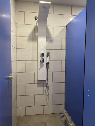 La salle de bains est pourvue d'une douche et d'un panneau mural. dans l'établissement Kota à la ferme, à Beaumont-en-Argonne