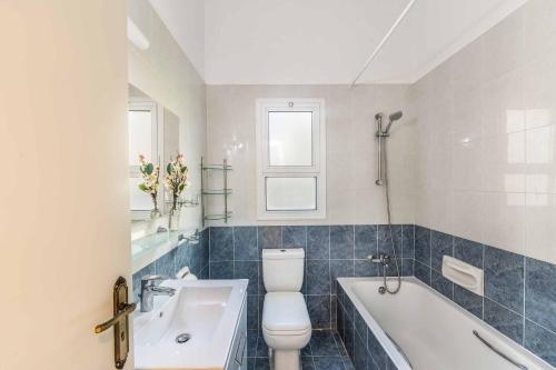 Un baño con inodoro, bañera y lavabo. en Villa Kampos, en Peyia