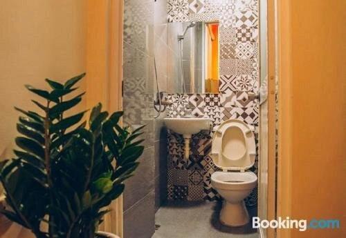 Hanoi All Nations Homestay tesisinde bir banyo