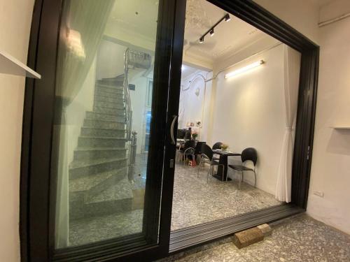 eine Reflexion einer Treppe in einem Glasfenster in der Unterkunft Hanoi All Nations Homestay in Hanoi
