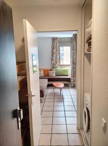 un couloir avec une chambre dotée d'un canapé et d'une fenêtre dans l'établissement Résidence Graziella Studio 209, à Juan-les-Pins