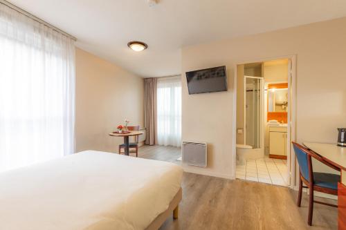 Tempat tidur dalam kamar di Appart'City Classic Lyon Villeurbanne