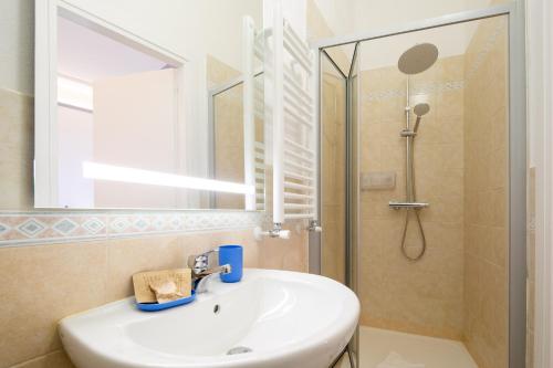 フィレンツェにあるPetrarca Apartmentのバスルーム(シンク、シャワー付)
