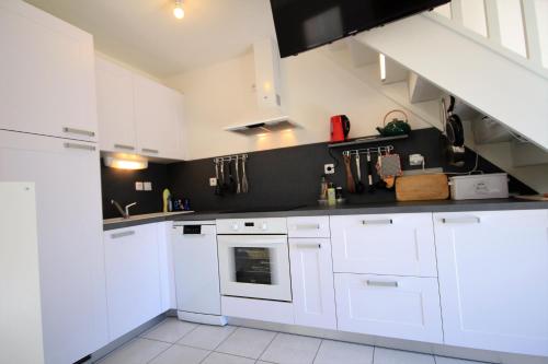 Photo de la galerie de l'établissement LA PAREE D'EAU A305 - Appartement 5 personnes - Terrasse Jardin Piscine, à Notre-Dame-de-Monts