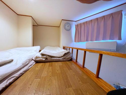 a small room with a bed and a window at 大宮溫馨小屋 in Saitama