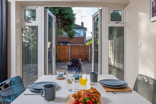 a table with a plate of food on top of it at DUDLEY by HOSPITAL - 3Bed - PARKING - Long stay - CONTRACTORS in Woodside