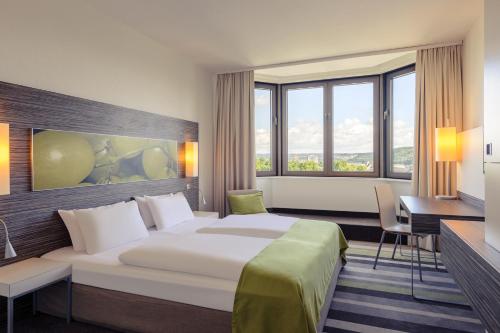 Postel nebo postele na pokoji v ubytování Mercure Hotel Koblenz