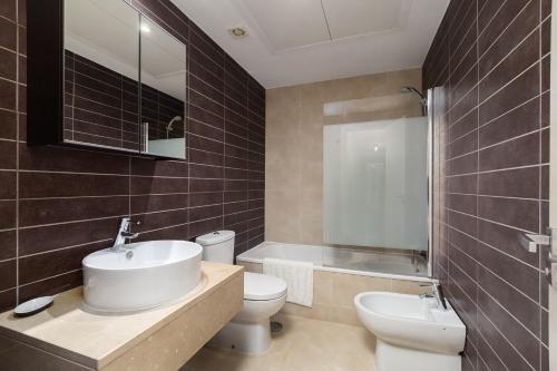 y baño con lavabo, aseo y bañera. en Valle Romano Golf Resort Penthouse Apartmento, en Estepona