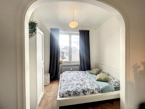 Кровать или кровати в номере Cosy Apartment Brussels - Champ de Mars