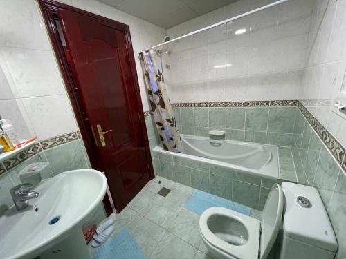  Private Room&Bath (WiFi Netflix) -  Room  picture :   Tea/Coffee maker    Air conditioning    Hot tub                       