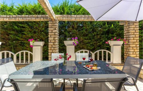 2 Bedroom Cozy Apartment In Malinska