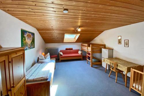 Cette chambre comprend un lit, un canapé et une table. dans l'établissement Ferienwohnung Schäffer, à Aschau im Chiemgau