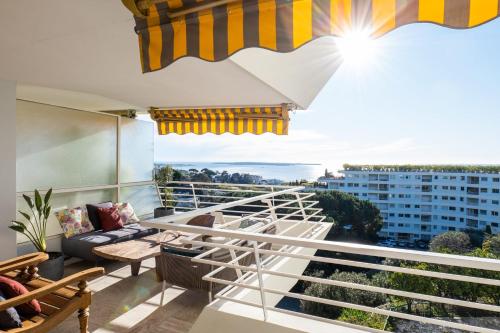 un balcon avec vue sur un immeuble dans l'établissement 2-Br in high Residential Property, à Cannes