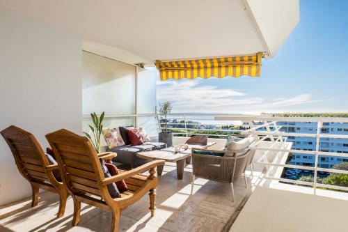 d'un salon avec un canapé et des chaises ainsi que d'un balcon. dans l'établissement 2-Br in high Residential Property, à Cannes