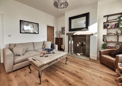 sala de estar con sofá y mesa de centro en 3bed-Exec Long Say-Walking-Dogs-Pendle Hill - COLNE en Colne