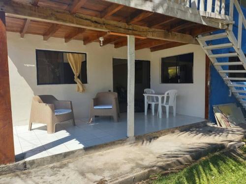 un patio con sillas, una mesa y una escalera en MALIBU HOUSE 
