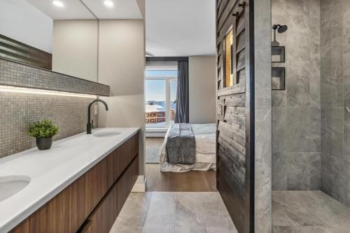 Un baño con lavabo y ducha y un dormitorio. en Chalet Monashee - Brand New High-End Property with Amazing Views, en Big White