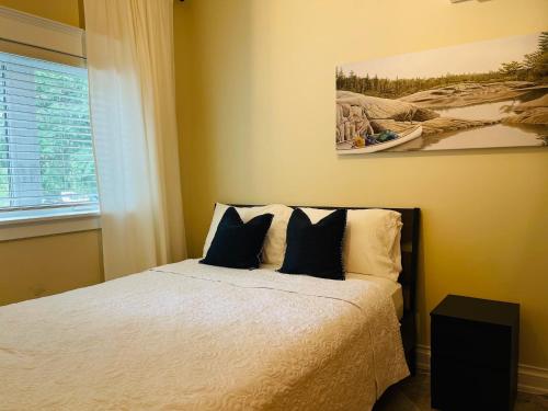 sypialnia z łóżkiem i zdjęciem na ścianie w obiekcie SouthLake Cottage on The Lake. w mieście Washago