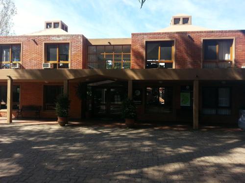 un edificio de ladrillo con un toldo delante de él en Rincon del Este Resort en Punta del Este