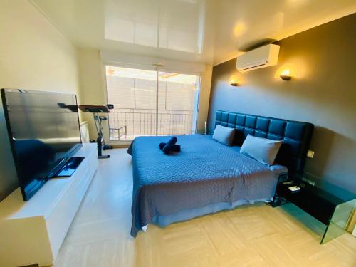 - une chambre avec un chat assis sur un lit dans l'établissement ''Le cadre royal'' appartement de standing sur quai avec parking, à Sète