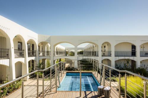 a view of the courtyard of a building with a swimming pool at Gamma Ciudad Juarez in Ciudad Juárez