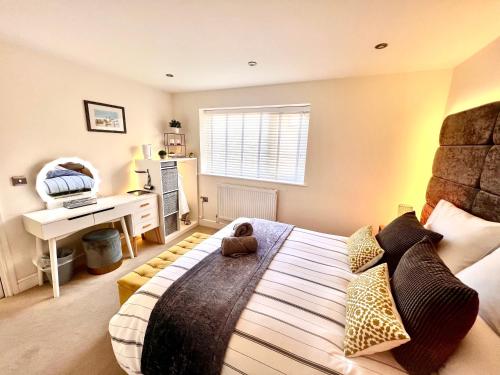 The Duplex Margate with Deck, Mini Bar & Air Conditioning في مارغايْت: غرفة نوم فيها سرير ومكتب