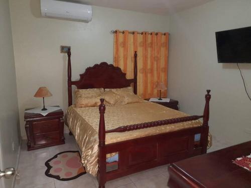 1 dormitorio con 1 cama grande y 2 mesitas de noche en casa equipada estadia placentera, en Hainamosa