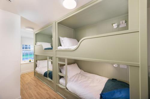 pokój z 3 łóżkami piętrowymi w obiekcie Tafarn Yr Heliwr w mieście Nefyn