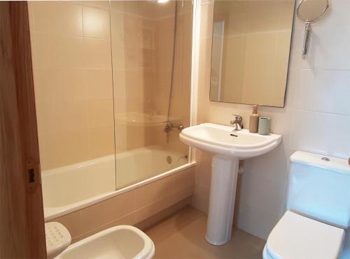 Koupelna v ubytování Apartamento con vistas, ascensor y parking en Portosín