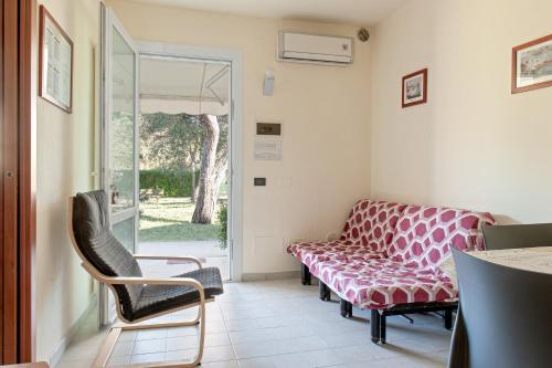 a living room with a couch and a chair at Appartamento Boboba in Marina di Pisa