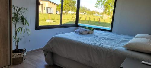un dormitorio con una cama con un animal de peluche en Guyra, Casas Boutique en Corrientes