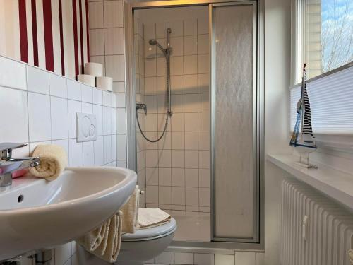 a bathroom with a sink and a toilet and a shower at Sonnenaufgang in Westerland