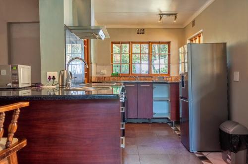 una cucina con frigorifero e piano di lavoro di Harmony Bay Tranquility Base a Johannesburg