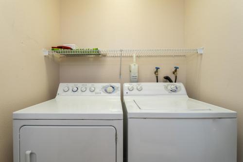 a kitchen with a white stove and a sink at 124DORN-Highlands Villa (S) in Davenport