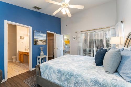a bedroom with a large bed with a blue wall at 124DORN-Highlands Villa (S) in Davenport